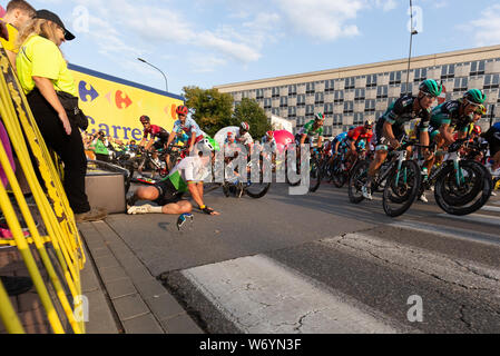 Cracovia in Polonia, 3 agosto 2019, Mark Cavendish e Pieter Serry crash durante il primo stadio di riduzione od Tour de Pologne - UCI World Tour in bicicletta. Credito: Przemek S Foto Stock