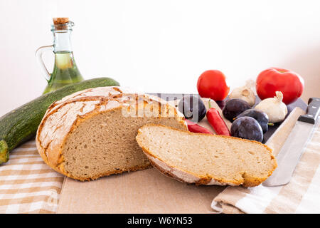 Lucidare il pane su un paese tabella. Prugna gusto dell'estate. Una colazione fatta in casa. L'Europa, Polonia, Mazovia. Foto Stock