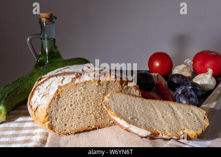 Lucidare il pane su un paese tabella. Prugna gusto dell'estate. Una colazione fatta in casa. L'Europa, Polonia, Mazovia. Foto Stock