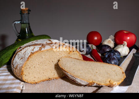Lucidare il pane su un paese tabella. Prugna gusto dell'estate. Una colazione fatta in casa. L'Europa, Polonia, Mazovia. Foto Stock