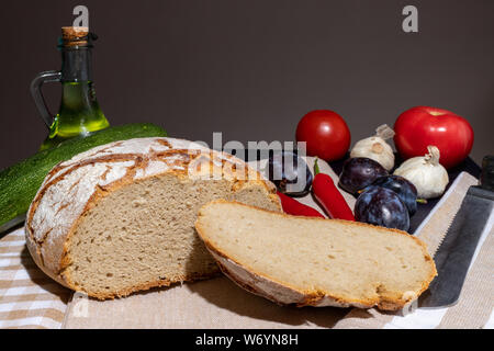 Lucidare il pane su un paese tabella. Prugna gusto dell'estate. Una colazione fatta in casa. L'Europa, Polonia, Mazovia. Foto Stock