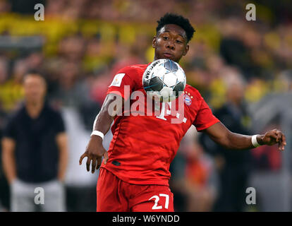 Dortmund, Germania. 03 Ago, 2019. Calcio: DFL Supercup, Borussia Dortmund - Bayern Monaco di Baviera in Signal Iduna Park. Bavaria David Alaba accetta la palla. Credito: Marius Becker/dpa/Alamy Live News Foto Stock