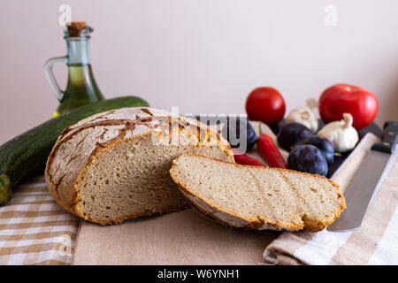 Lucidare il pane su un paese tabella. Prugna gusto dell'estate. Una colazione fatta in casa. L'Europa, Polonia, Mazovia. Foto Stock