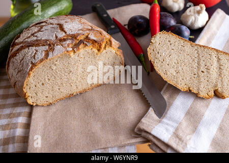 Lucidare il pane su un paese tabella. Prugna gusto dell'estate. Una colazione fatta in casa. L'Europa, Polonia, Mazovia. Foto Stock