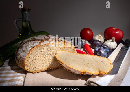Lucidare il pane su un paese tabella. Prugna gusto dell'estate. Una colazione fatta in casa. L'Europa, Polonia, Mazovia. Foto Stock