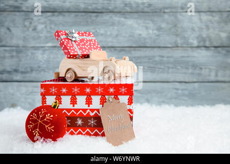 Giocattolo di legno auto con un piccolo regalo di Natale Rosso scatola. Concetto di Natale o Capodanno Foto Stock