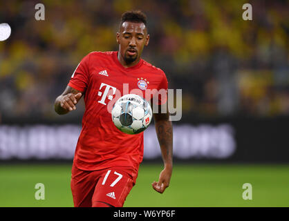 Dortmund, Germania. 03 Ago, 2019. Calcio: DFL Supercup, Borussia Dortmund - Bayern Monaco di Baviera in Signal Iduna Park. Bavaria Jerome Boateng gioca la palla. Credito: Marius Becker/dpa/Alamy Live News Foto Stock