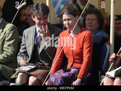 Lady Sarah Chatto e suo figlio si uniscono al Principe di Galles, noto come il Duca di Rothesay in Scozia, mentre frequenta i Giochi delle Mey Highland come capo. Il Mey Highland Games si è tenuto per la prima volta nel villaggio di Mey per celebrare il settantesimo compleanno della Regina Mothers. Per onorare la memoria delle sue nonne, Charles è stato conosciuto per partecipare ai giochi su una base regolare. Durante i giochi giudica il rimorchiatore di guerra e visita le bancarelle.: Foto Stock