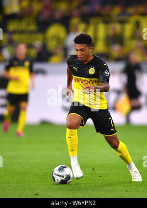Dortmund, Germania. 03 Ago, 2019. Calcio: DFL Supercup, Borussia Dortmund - Bayern Monaco di Baviera in Signal Iduna Park. Dortmund Sancho Jadon sulla sfera. Credito: Marius Becker/dpa/Alamy Live News Foto Stock