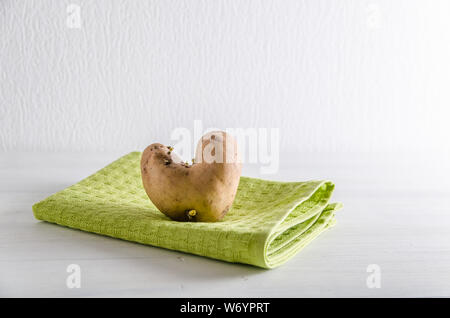 Brutto patate a forma di cuore su uno sfondo bianco Foto Stock