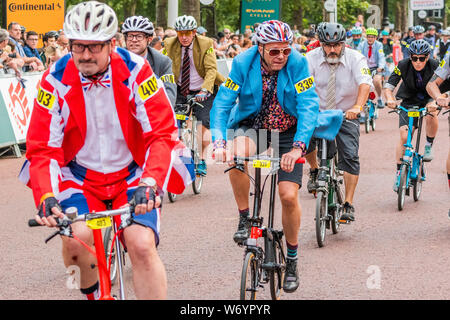 Londra, Regno Unito. Il 3 agosto 2019. Più di 500 piloti line up per Brompton World Championship finale il Mall parte del 2019 Ride prudenziali di Londra. Credito: Guy Bell/Alamy Live News Foto Stock