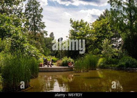 Budapest, Ungheria - Luglio 08, 2019: l'Isola di Margaret sul Danubio tra Buda e Pest, è una tranquilla area verde della città. Il passaggio pedonale Foto Stock