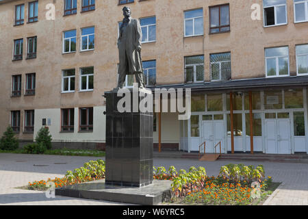 Vologda, Russia - Luglio 8, 2018: Monumento al grande poeta russo Vladimir Mayakovsky davanti al palazzo della Vologda Università pedagogica Foto Stock