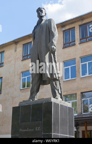 Vologda, Russia - Luglio 8, 2018: Monumento a Vladimir Vladimirovich Mayakovsky sul Viale della Vittoria nella città di Vologda Foto Stock