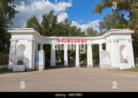 Vologda, Russia - Luglio 8, 2018: Colonnade all'ingresso del Giardino del Cremlino nella città di Vologda Foto Stock