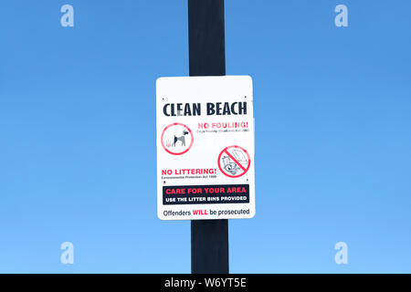 Spiaggia pulita senza lettiera cane segno di incrostazione Foto Stock