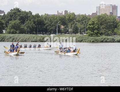 New York, NY, STATI UNITI D'AMERICA. Il 3° agosto 2019. Lavaggio, Queens, a New York, USA, Agosto 03, 2019 - Migliaia di persone hanno partecipato al primo giorno della ventinovesima Dragon Boat gare al Lago di lavaggio nel Queens a New York.Foto: Luiz Rampelotto/EuropaNewswire.Photo credit obbligatorio. Credito: Luiz Rampelotto/ZUMA filo/Alamy Live News Foto Stock