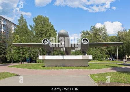 Vologda, Russia - Luglio 8, 2018: Monumento a la IL-28 aereo - il primo in URSS jet bombardiere tattico sull'autostrada Okrugny nella città di Volog Foto Stock