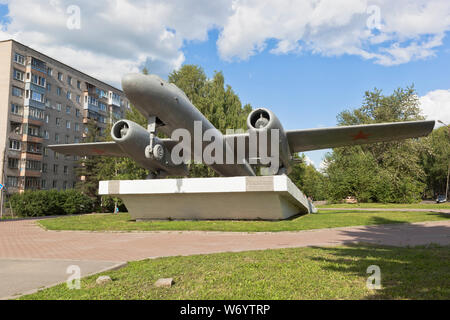 Vologda, Russia - Luglio 8, 2018: l'IL-28 è il monumento eretto in onore del novantesimo anniversario del designer di aeroplani Sergei Vladimirovich Ilyushin in t Foto Stock