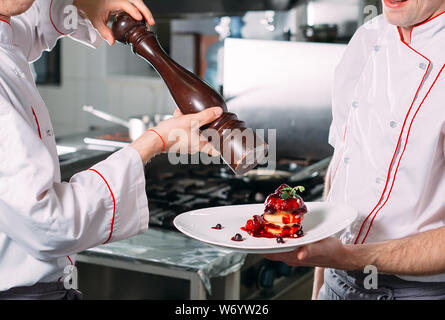 Due chef Sha sfondo pepe cucina piatti. Foto Stock