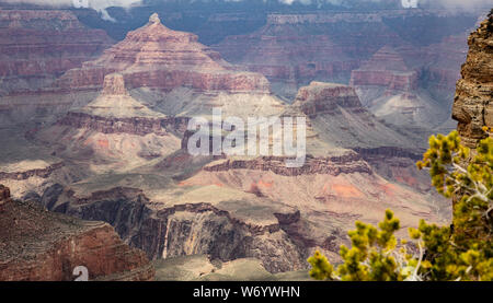 Parco Nazionale del Grand Canyon, Arizona, Stati Uniti. Si affacciano su delle rocce rosse, south rim trail Foto Stock