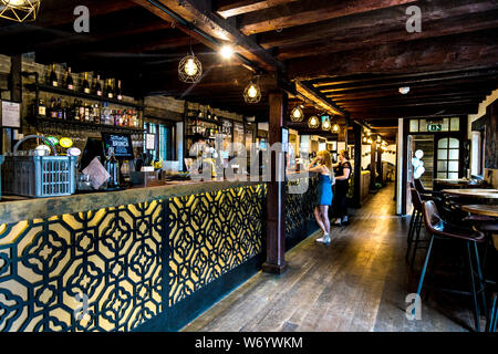 Tudor fienile gastropub, Eltham, Regno Unito Foto Stock