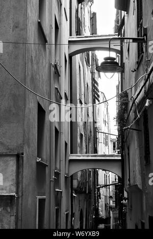 Vecchie strade strette e case con contrafforti, Genova, Italia. Immagine in bianco e nero Foto Stock