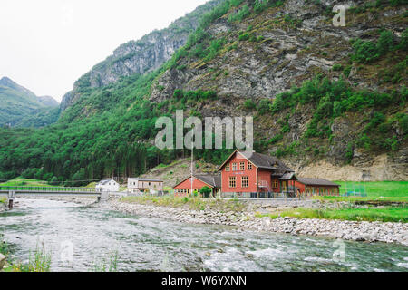 La scuola nel villaggio di Flam in Norvegia. Flam villaggio in Flamsdalen, estremità interna di Aurlandsfjorden, ramo Sognefjorden. Scuola di legno vicino al fiume nel Foto Stock