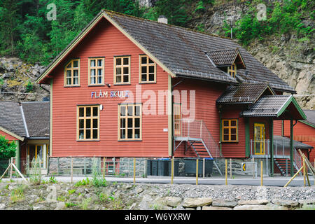 La scuola nel villaggio di Flam in Norvegia. Flam villaggio in Flamsdalen, estremità interna di Aurlandsfjorden, ramo Sognefjorden. Scuola di legno vicino al fiume in montagna Foto Stock