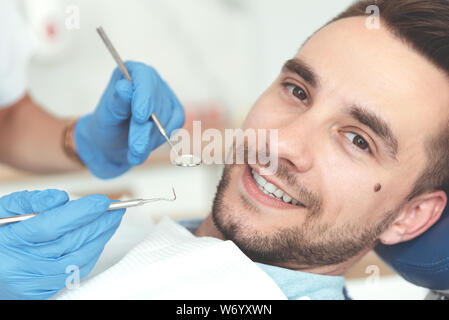 Giovane uomo dal dentista. Per le cure dentarie, trattamento dei denti, avendo cura di denti Foto Stock