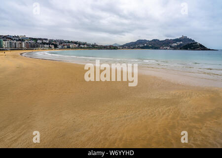 Spiaggia Concha una bassa marea giornata invernale, San Sebastian, Paesi Baschi Foto Stock