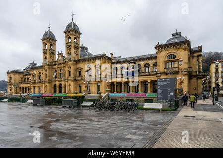 Municipio di San Sebastian in un nuvoloso giorno d'inverno. San Sebastian, Paesi Baschi, Gennaio 2019 Foto Stock
