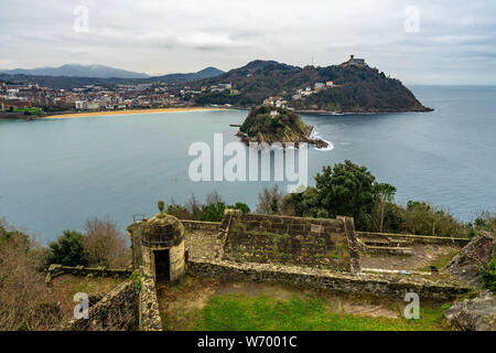 La Concha bay paesaggio invernale vista dal Monte Urgull, con Santa Clara Isola e Monte Igueldo, San Sebastian, Paesi Baschi Foto Stock