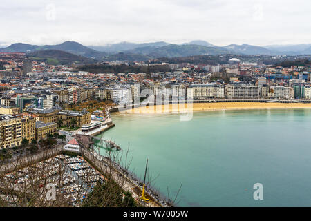 Vista panoramica di San Sebastian e spiaggia Concha in inverno vista dal Monte Urgull, Paesi Baschi Foto Stock