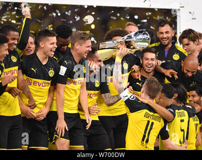 Dortmund, Germania. 03 Ago, 2019. Calcio: DFL Supercup, Borussia Dortmund - Bayern Monaco di Baviera in Signal Iduna Park. Dortmund giocatori del tifo per il trofeo. Credito: Marius Becker/dpa/Alamy Live News Foto Stock