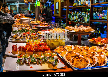 Un tapas bar a San Sebastian con deliziosi pintxos, tradizionali antipasti del Paese Basco. San Sebastian, Spagna, Gennaio 2019 Foto Stock