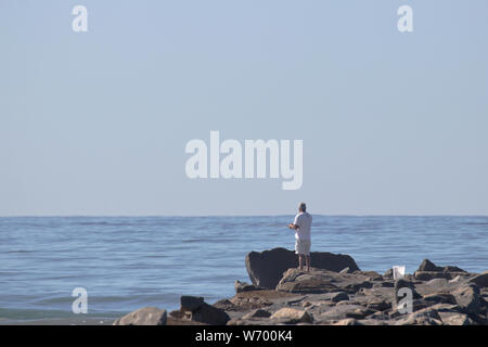 La pesca dal jetty in Oceanside CA Foto Stock