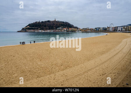 La famosa spiaggia Concha a San Sebastian nel torbido giornata invernale, Paesi Baschi Foto Stock