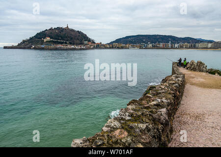 Vista di La Concha Bay e Monte Urgull in San Sebastian durante l'inverno, Paesi Baschi Foto Stock