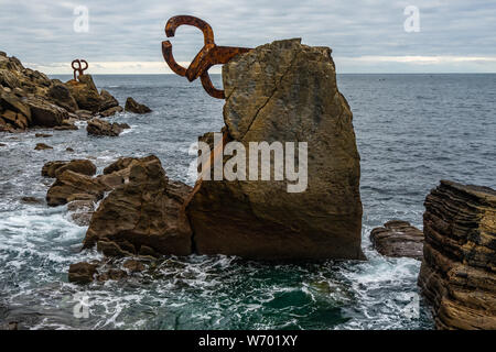 Seascape a San Sebastian con la Peine del Viento (il pettine del vento) scultura, Paesi Baschi Foto Stock