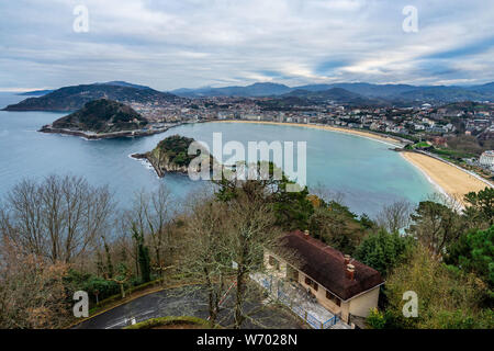 Scenic vista panoramica di San Sebastian e La Concha bay in una giornata nuvolosa dal Monte Igueldo, Paesi Baschi Foto Stock