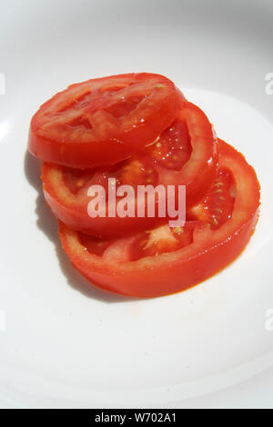 Pomodori a fette. Anelli di pomodoro. Le fette di pomodoro. Pomodoro Fresco tagliate ad anelli. Foto Stock