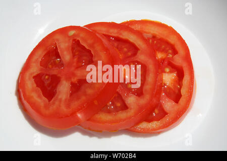 Pomodori a fette. Anelli di pomodoro. Le fette di pomodoro. Pomodoro Fresco tagliate ad anelli. Foto Stock