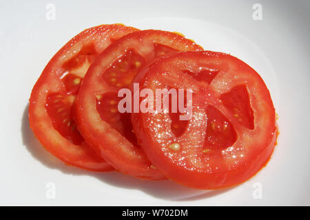 Pomodori a fette. Anelli di pomodoro. Le fette di pomodoro. Pomodoro Fresco tagliate ad anelli. Foto Stock