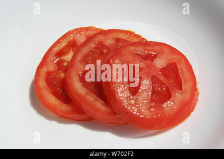 Pomodori a fette. Anelli di pomodoro. Le fette di pomodoro. Pomodoro Fresco tagliate ad anelli. Foto Stock