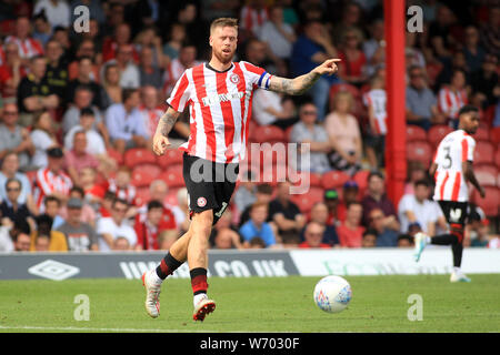 Londra, Regno Unito. 03 Ago, 2019. Pontus Jansson di Brentford in azione. EFL Skybet partita in campionato, Brentford v Birmingham City al Griffin Park Stadium di Londra il Sabato 3 agosto 2019. Questa immagine può essere utilizzata solo per scopi editoriali. Solo uso editoriale, è richiesta una licenza per uso commerciale. Nessun uso in scommesse, giochi o un singolo giocatore/club/league pubblicazioni. pic da Steffan Bowen/Andrew Orchard fotografia sportiva/Alamy Live news Credito: Andrew Orchard fotografia sportiva/Alamy Live News Foto Stock