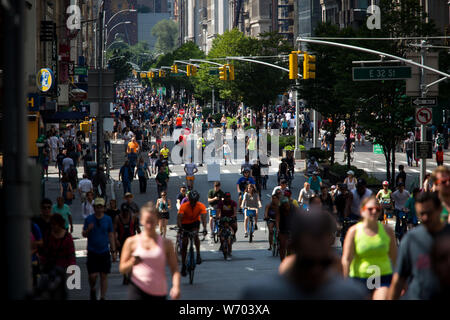 New York, Stati Uniti d'America. Il 3° agosto 2019. Le persone partecipano nel 2019 Estate strade evento in New York, Stati Uniti, e il Agosto 3, 2019. Sui primi tre sabati in agosto tra le ore 7 am e le 1 pm, quasi sette miglia di New York City le strade sono aperte al pubblico per giocare, correre, a piedi e in bicicletta. Credito: Michael Nagle/Xinhua Foto Stock
