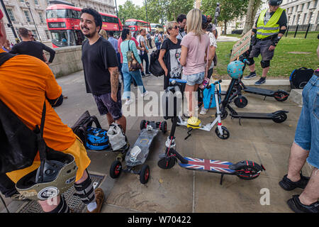 Londra, Regno Unito. Gli utenti di Luce Personale di veicoli elettrici protesta a Downing St per scooter elettrici e simili di basso-powered personale dispositivi di trasporto devono essere legalizzati su una base analoga alle biciclette elettriche. Si tratta di un reato di utilizzare questi bassa potenza di veicoli leggeri su strada o marciapiede, sebbene essi viaggiano solo a velocità simili all uomo-powered scooter o biciclette. Fautori dire sono un verde di una forma di trasporto che sostituisce i veicoli inquinanti e sono il trasporto urbano del futuro. Peter Marshall / Alamy Live News Foto Stock