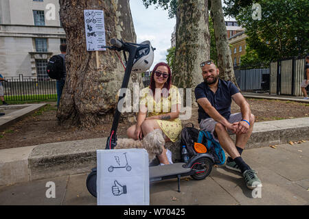 Londra, Regno Unito. Gli utenti di Luce Personale di veicoli elettrici protesta a Downing St per scooter elettrici e simili di basso-powered personale dispositivi di trasporto devono essere legalizzati su una base analoga alle biciclette elettriche. Si tratta di un reato di utilizzare questi bassa potenza di veicoli leggeri su strada o marciapiede, sebbene essi viaggiano solo a velocità simili all uomo-powered scooter o biciclette. Fautori dire sono un verde di una forma di trasporto che sostituisce i veicoli inquinanti e sono il trasporto urbano del futuro. Peter Marshall / Alamy Live News Foto Stock