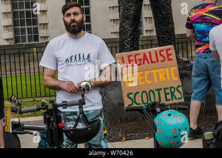 Londra, Regno Unito. Gli utenti di Luce Personale di veicoli elettrici protesta a Downing St per scooter elettrici e simili di basso-powered personale dispositivi di trasporto devono essere legalizzati su una base analoga alle biciclette elettriche. Si tratta di un reato di utilizzare questi bassa potenza di veicoli leggeri su strada o marciapiede, sebbene essi viaggiano solo a velocità simili all uomo-powered scooter o biciclette. Fautori dire sono un verde di una forma di trasporto che sostituisce i veicoli inquinanti e sono il trasporto urbano del futuro. Peter Marshall / Alamy Live News Foto Stock